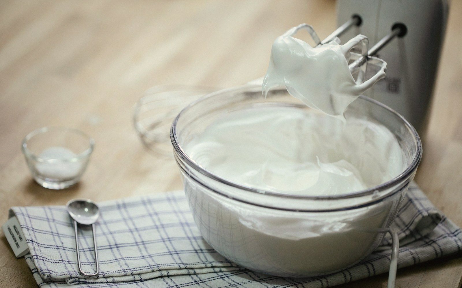 A bowl of pale foam holding a stiff peak